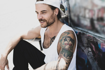 Portrait, Mann mit Tattoo