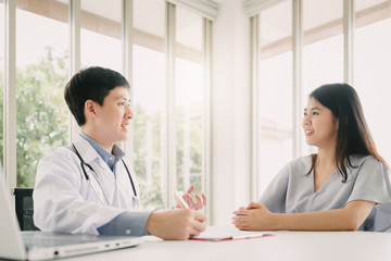 Obraz premium doctor have consultation with female patient