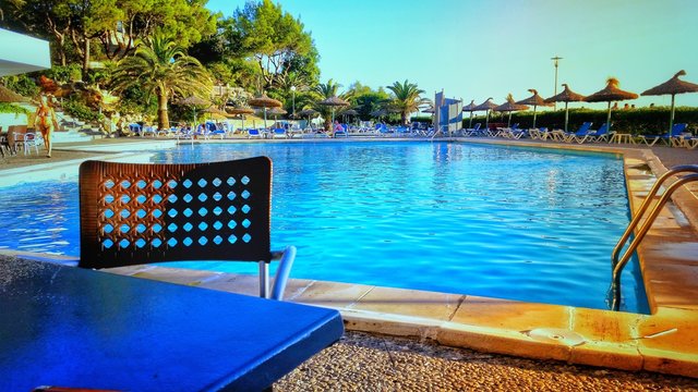 Leerer Pool bei Sonnenaufgang