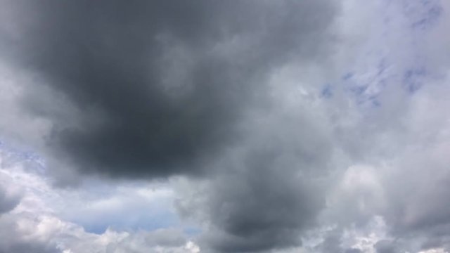 曇りのち晴れ　黒雲と青空と