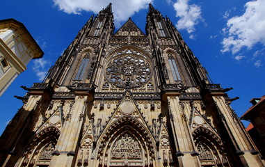 Fototapeta na wymiar Fasada przednia arcykatedry św. Wita w stolicy Czech na Hradczanach w Pradze