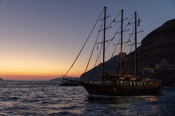 Fototapeta na wymiar Coucher de Soleil sur l'île de Santorin dans les Cyclades Grecques