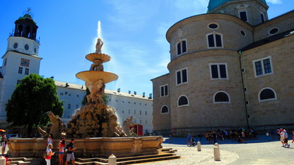 Obraz premium Residenzplatz and Fountain in Salzburg