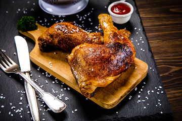 Roast chicken legs with and vegetables © Jacek Chabraszewski