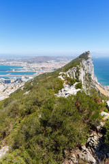 Fototapeta na wymiar Gibraltar Affenfelsen Felsen Fels The Rock Hochformat Meer Mittelmeer Urlaub Übersicht Stadt