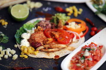 Mexikanisches Essen mit Hähnchen Guacamole Tomaten Mais