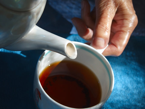  pour tea into a cup