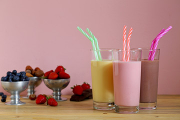 frappe' o frullati vari gusti tre bicchieri su tavolo di cucina