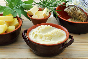 pure' di patate e patate bollite su sfondo tavolo di cucina