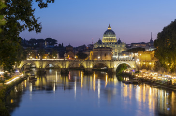 Fototapeta na wymiar Night view of Rome and St. Peter's Basilica across Tiber river