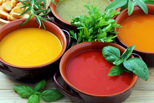 deliziose zuppe o creme di verdure colorate