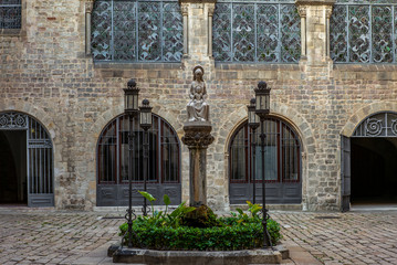 Fototapeta na wymiar Medieval courtyard in Barcelona in Spain - 2