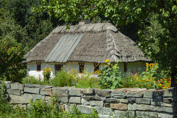 Fototapeta na wymiar Ukrainian ancient typical house with thatched roof 