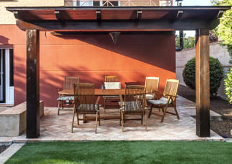 Porche, sillas y jardin