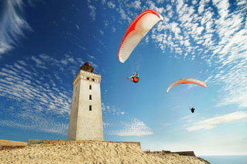 Wanderdüne mit Leuchtturm und Gleitschirmfliegern