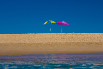 2 Schirme am Strand