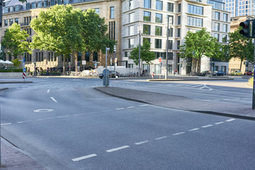 Straße mit Kreuzung und Kurve in Stadt - obrazy, fototapety, plakaty