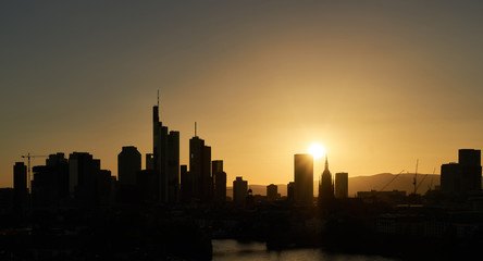 Obraz na płótnie Canvas Skyline Panorama von Großstadt mit Sonnenuntergang