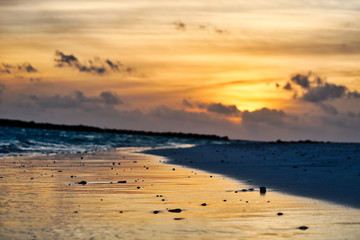 Dieses einzigartige bild zeigt einen wunderschönen romantischen sonnenuntergang auf den malediven...
