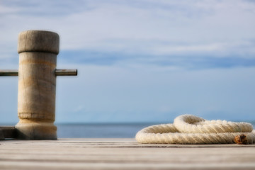 Fototapeta premium dieses tolle bild zeigt eine bootsanlegestelle mit einem seil und einen befestigungs holz. Dieses bild wurde im süd male atoll auf den malediven aufgenommen