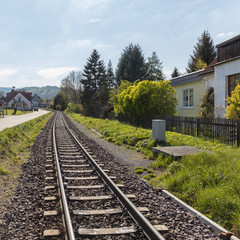 Fototapeta na wymiar Gleis mit Schienen für Eisenbahn Zug in Stadt