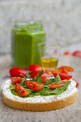 xOpen sandwich with pesto, rucola, cherry tomato and olive oil