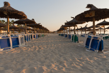 Sonnenschirme auf dem Strand , Mallorca, Spanien