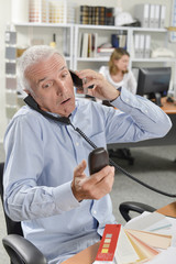 Obraz premium Stressed senior office worker