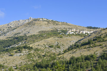 Fototapeta na wymiar Calascio village and castle Rocca on top of the mountaine