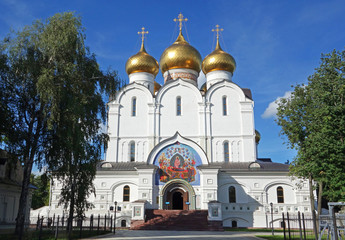 Fototapeta na wymiar Assumption Cathedral in Yaroslavl, Russia 