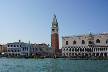 Fototapeta na wymiar Markusturm und Dogenpalast - Venedig