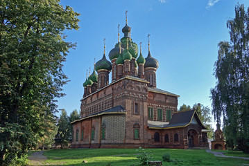 Fototapeta na wymiar St. John the Baptist Church in Yaroslavl, Russia 