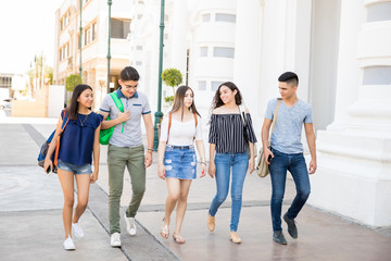 Obraz premium Group of teens going to school