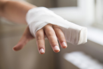 Mano con fasciatura e dito mignolo rotto