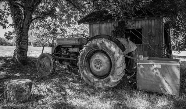MEDOC (France), vieux tracteur agricole