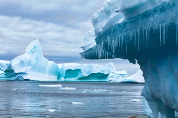 Gordijnen opwarming van de aarde en klimaatverandering concept, ijsberg smelten in Antarctica © Song_about_summer