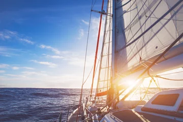 Papier Peint photo autocollant Naviguer bateau à voile en pleine mer au coucher du soleil, magnifique yacht de luxe traversant l& 39 océan