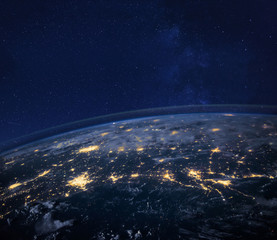Fototapeta premium nocny widok planety Ziemia z kosmosu, piękne tło ze światłami i gwiazdami, z bliska, oryginalny obraz dostarczony przez NASA