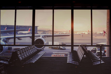 beautiful modern airport terminal and airplane waiting in the gate - obrazy, fototapety, plakaty