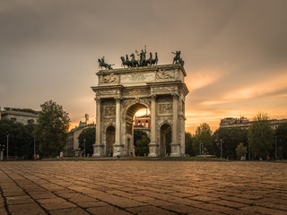 Obraz premium milano city center arco della pace at sunset monument