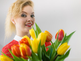 Obraz na płótnie Canvas Woman holding bouquet of tulips flowers
