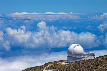 Fototapeta na wymiar Sternwarte auf La Palma im Wolkenmeer