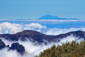 Ausblick beim Wandern auf La Palma über den Wolken, im Hintergrund der Teide auf Teneriffa