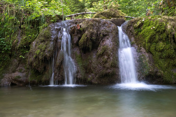 Fototapeta na wymiar Bach mit Wasserfall