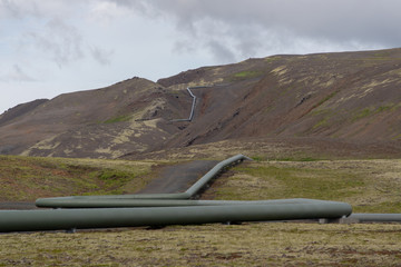 Pipelines transportieren heißes Wasser, dass im Wärmetauschverfahren mit Erdwärme gewonnen wurde