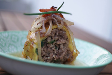 Klassische Maultasche mit Hackfleisch von vorne frontal