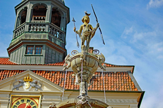 Lüneburg: Lunabrunnen von 1532 vor Rathaus (Niedersachsen)
