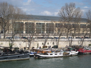 Fototapeta na wymiar Boats on the river Seine