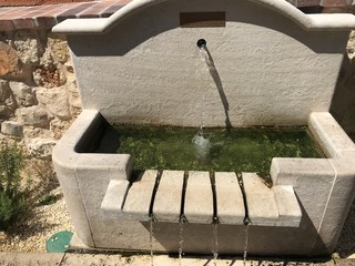 Une fontaine d’eau qui coule