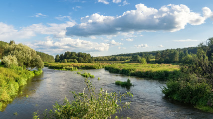 панорама летнего пейзажа на берегу уральской реки с лесом, Россия, август  © 7ynp100